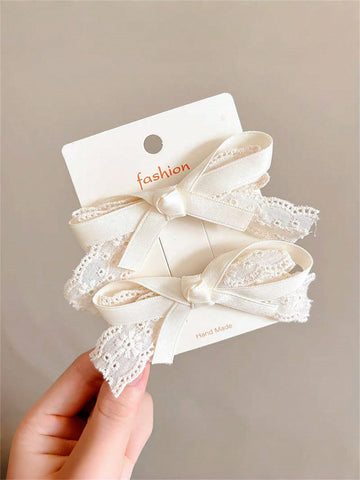 2 beige lace clips