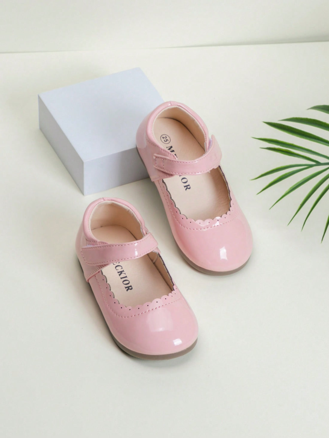 Girls scallop edges Mary Jane flats