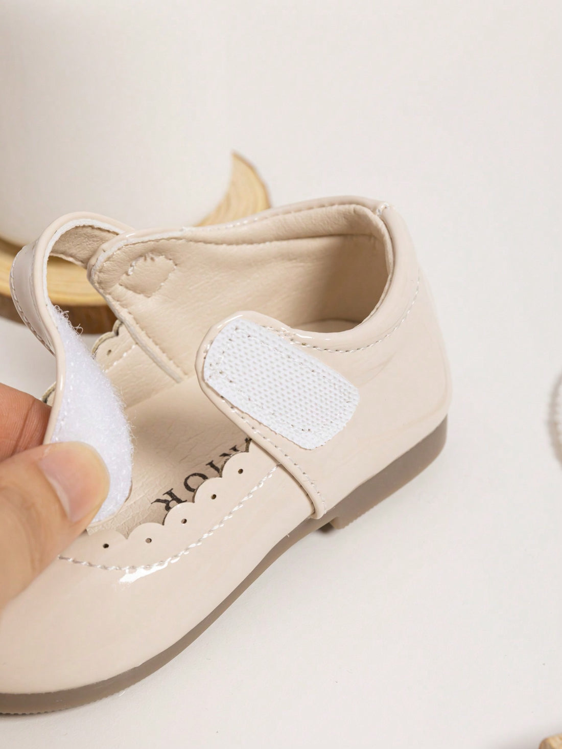 Girls scallop trim Mary Jane shoes