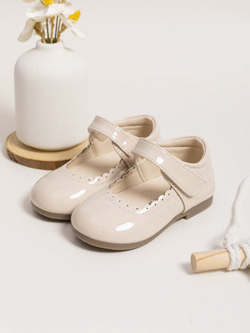 Girls scallop trim Mary Jane shoes